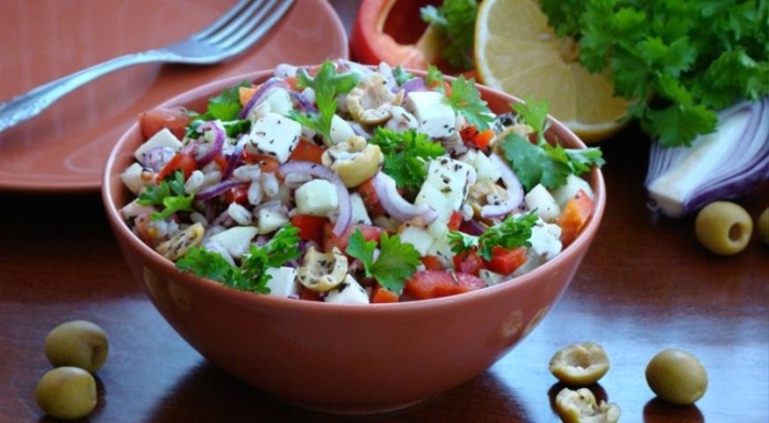 Греческий салат с перловкой. \ Фото: everything.kz.