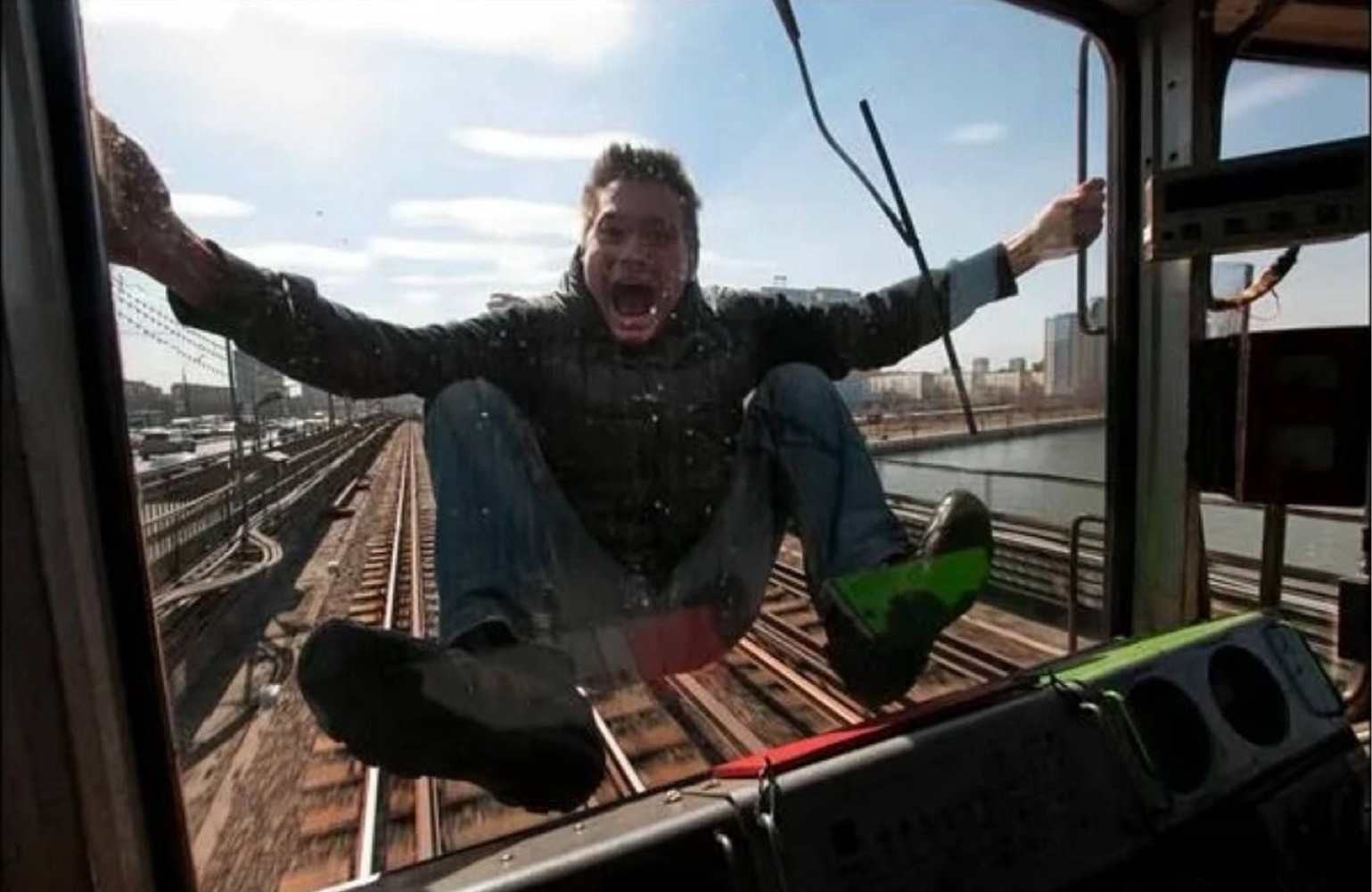 Существует и боязнь поездов. \ Фото: s00.yaplakal.com.