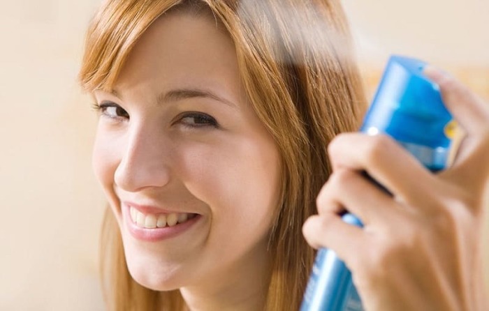 Не стоит фиксировать макияж лаком для волос. \ Фото: nashsovetik.ru.