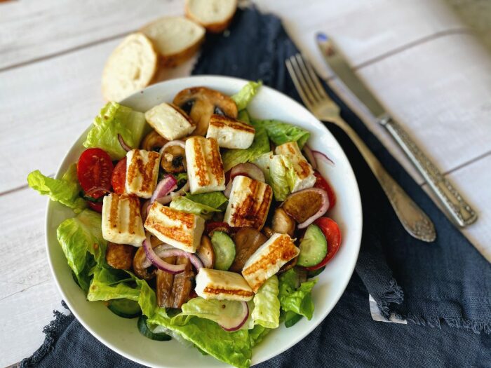 Лёгкий, сытный и очень вкусный салат. \ Фото: yofifood.com.