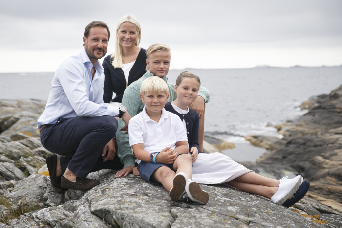 Летний фотосет норвежской королевской семьи. \ Фото: spletnik.ru.