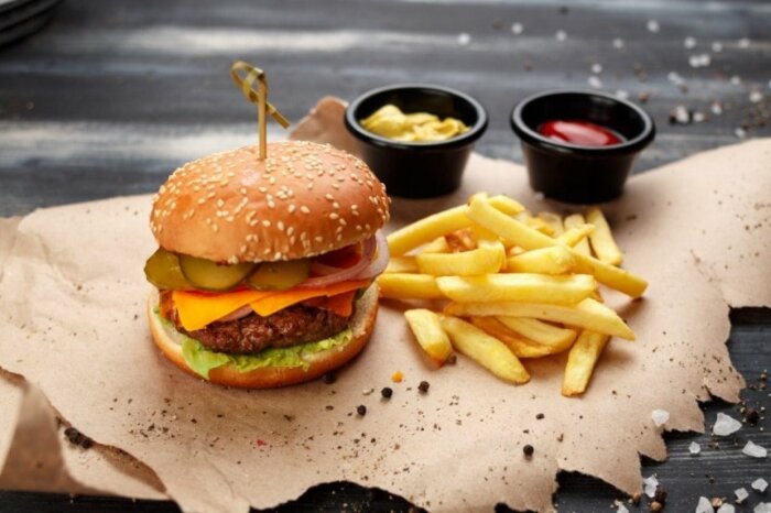 Гамбургер и картошка фри. \ Фото: res.cloudinary.com.