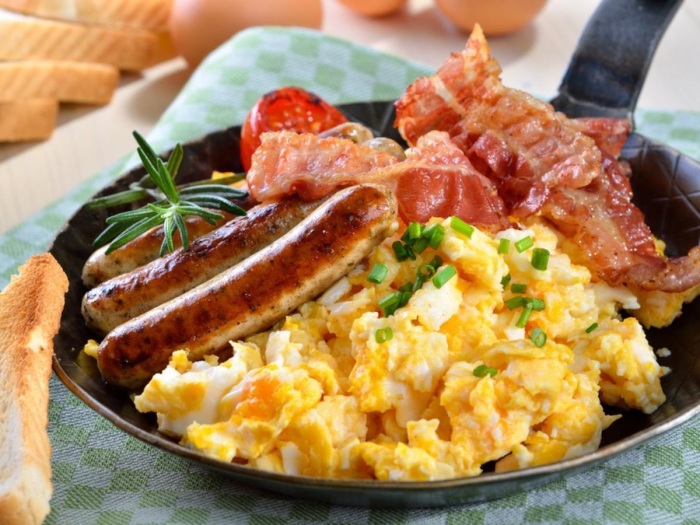 Яйца и мясные изделия. \ Фото: images.eatthismuch.com.