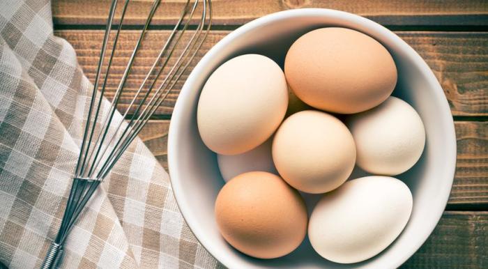 Как бы подозрительно это не звучало. но яйца лучше всего хранить вне холодильника. Так они гораздо лучше сохраняют свои вкусовые качества.