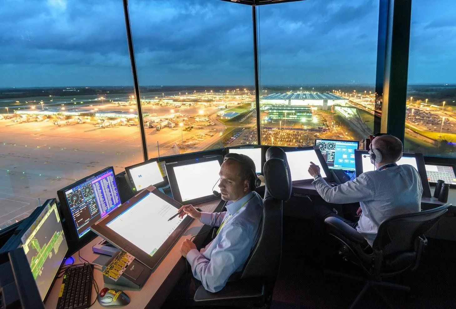 Авиадиспетчеры также несут огромную отвественность за жизни людей. \ Фото: aviationgoln.com.
