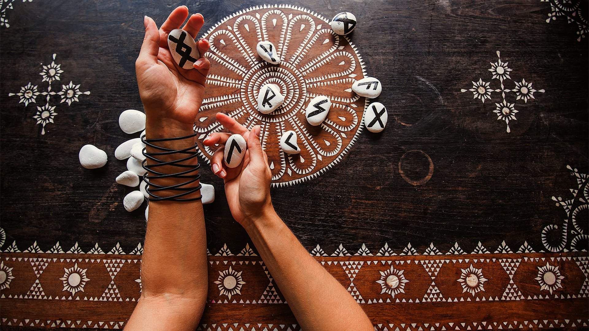 Рунологи также пользуются огромной популярностью даже у бизнесменов.