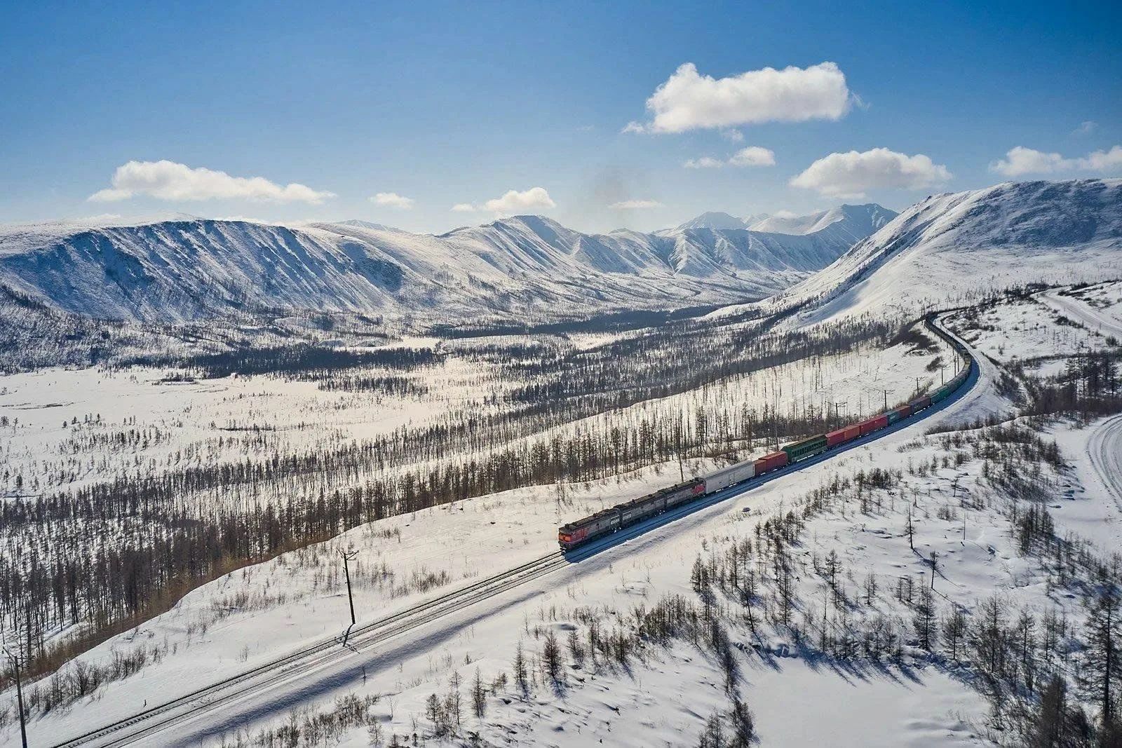 Невероятной красоты зимний пейзаж байкало-амурской магистрали.