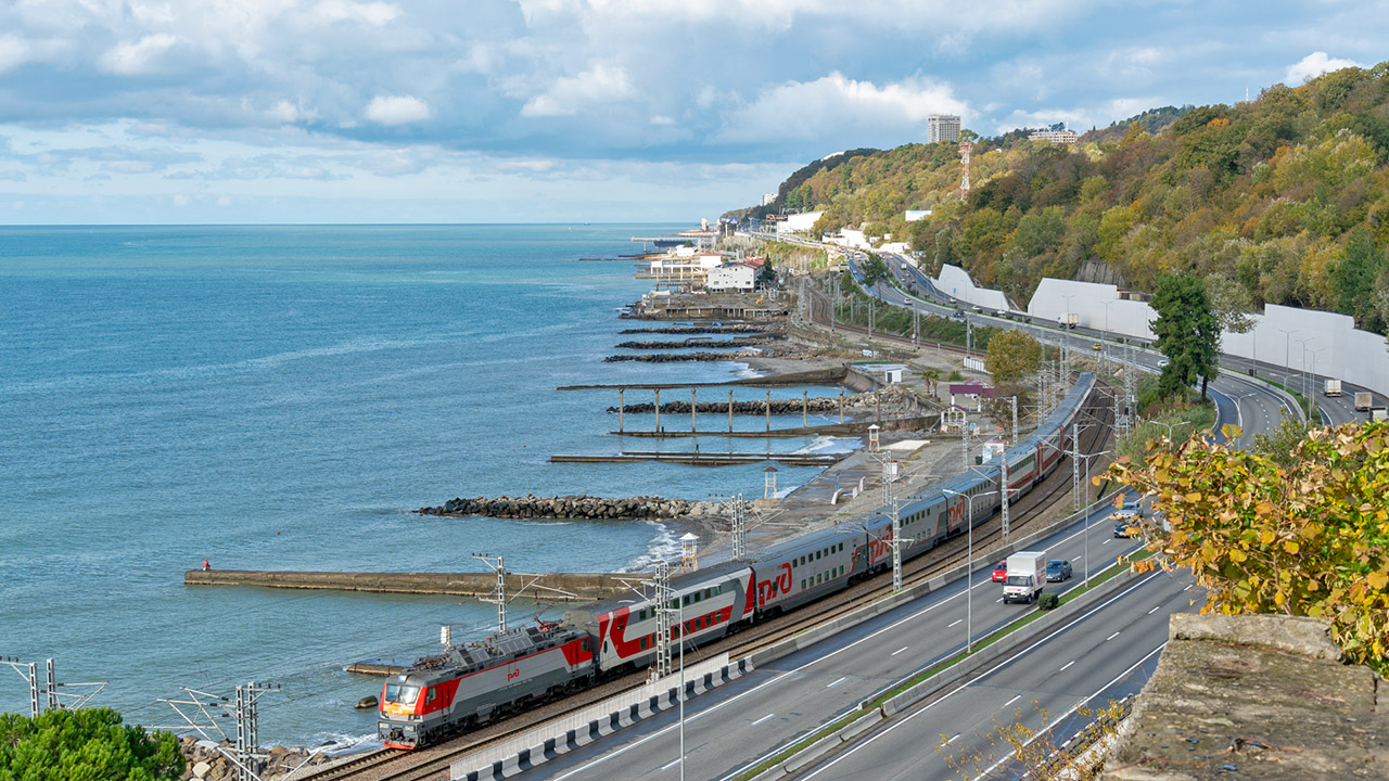 Железнодорожная линия между Туапсе и Адлером.