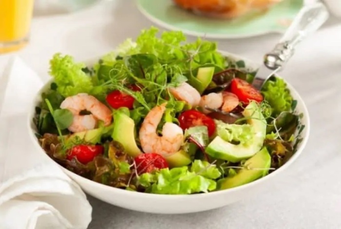 Лёгкий салат с креветками. \ Фото: bing.com.