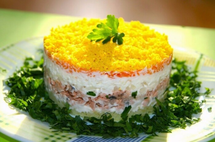 Яркий праздничный салат. \ Фото: kitchen365.ru.