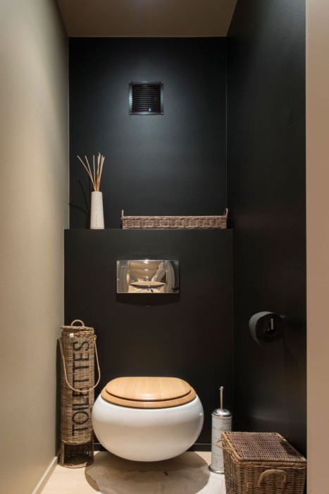 Освещение небольшого туалета в маленькой квартире лучше сделать максимально ярким, чтобы ограниченный размер помещения не производил «давящего» впечатления.