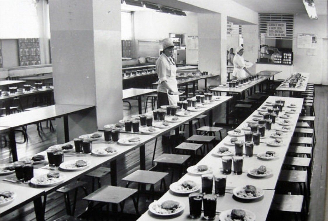 Школьная советская столовая.