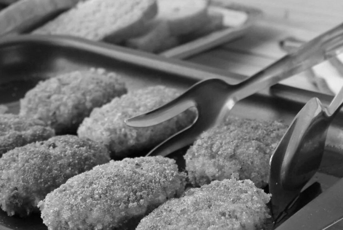 Школьные котлеты за 11 копеек разлетались быстрее, чем горячие пирожки.