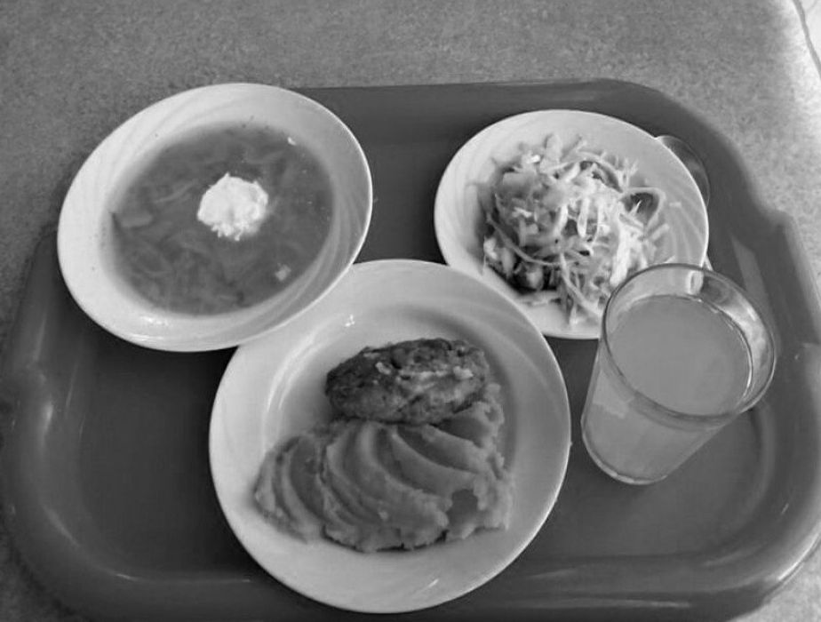 Подавали такие котлеты с пюре в том числе.