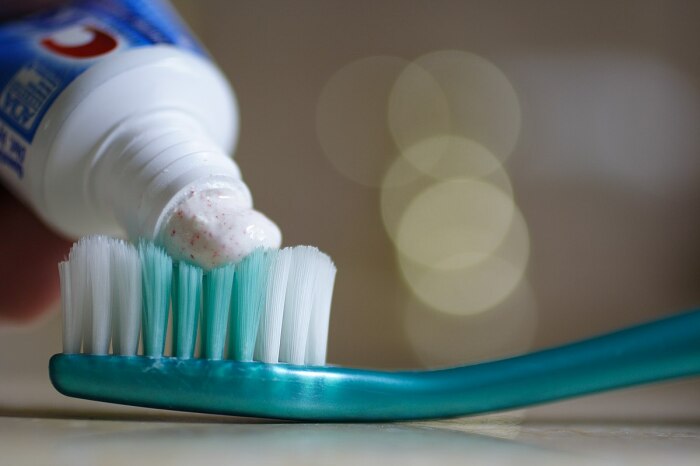 Зубная паста также поможет избавиться от мелких и неглубоких царапин. \ Фото: upload.wikimedia.org.