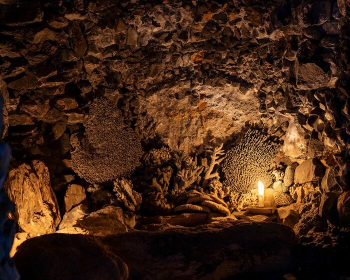 Ходит легенда, что это грот использовали контрабандисты.