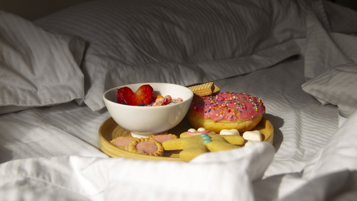 Не злоупотребляйте сладким перед сном. Не злоупотребляйте сладким перед сном.