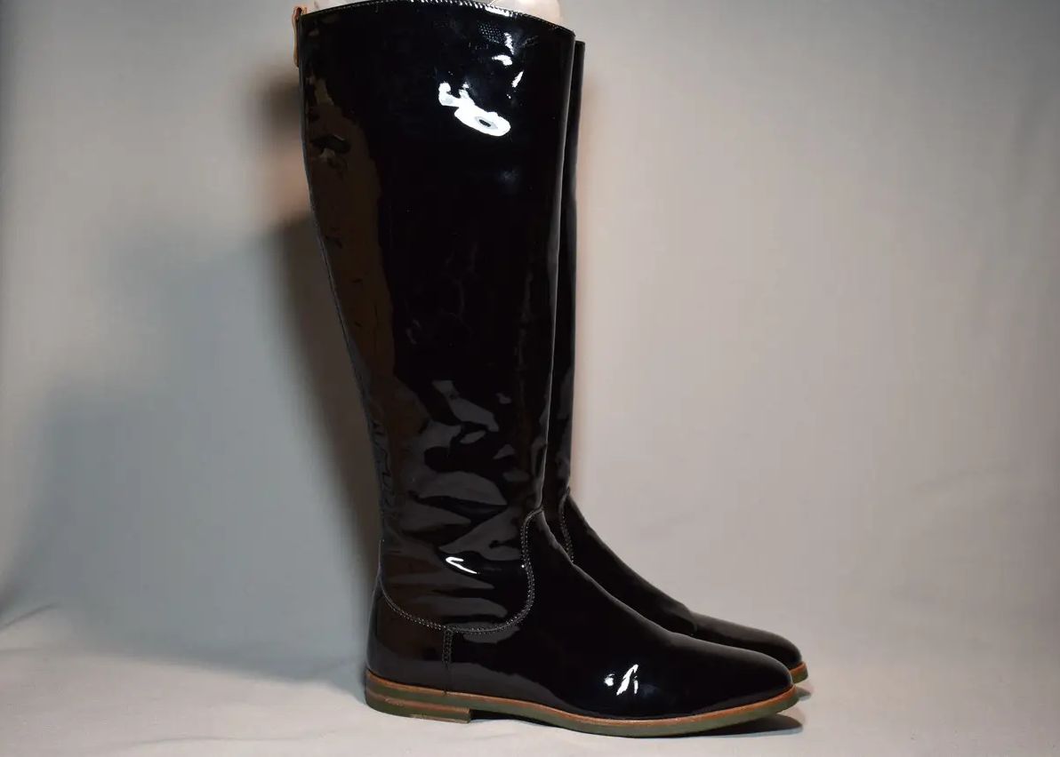 Лакированные сапоги вновь покоряют сердца.