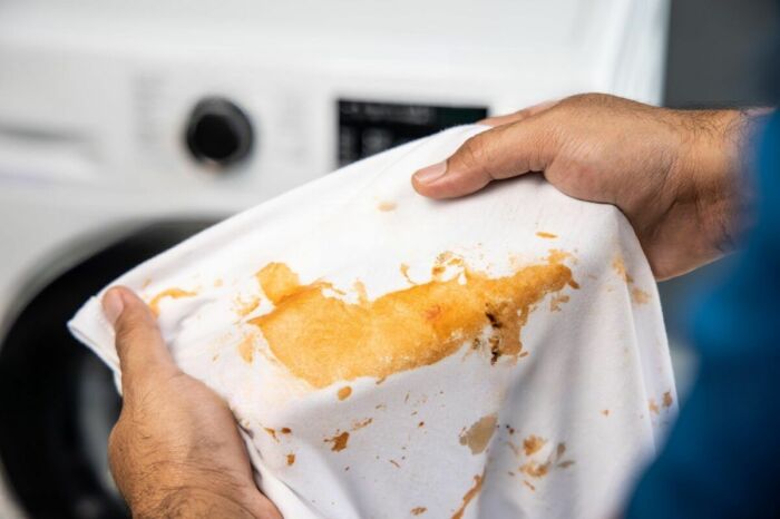 Уксус прекрасный помощник в борьбе с пятнами на скатерти. \ Фото: currylovers.co.za.