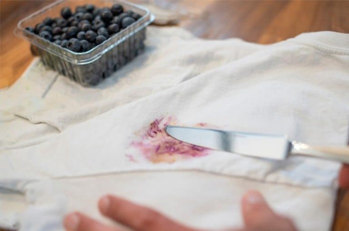 Даже ягодные пятна можно вывести легко и просто. \ Фото: americantwoshot.com.