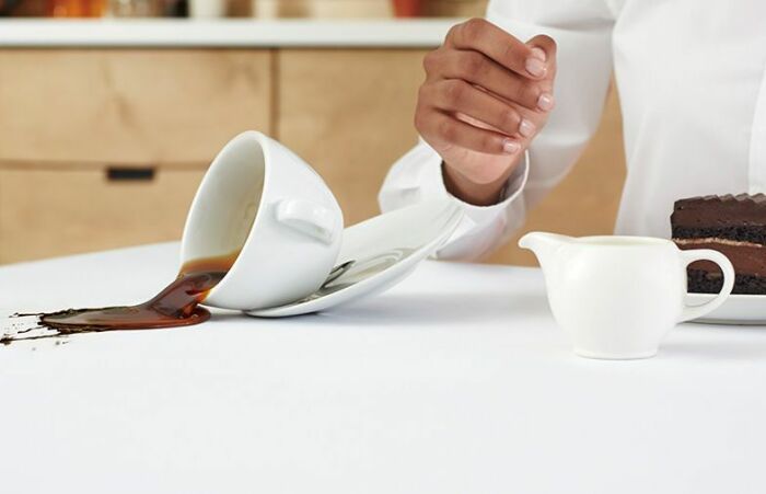 Кофейные и чайные пятна выводятся максимально легко. \ Фото: images.ctfassets.net.