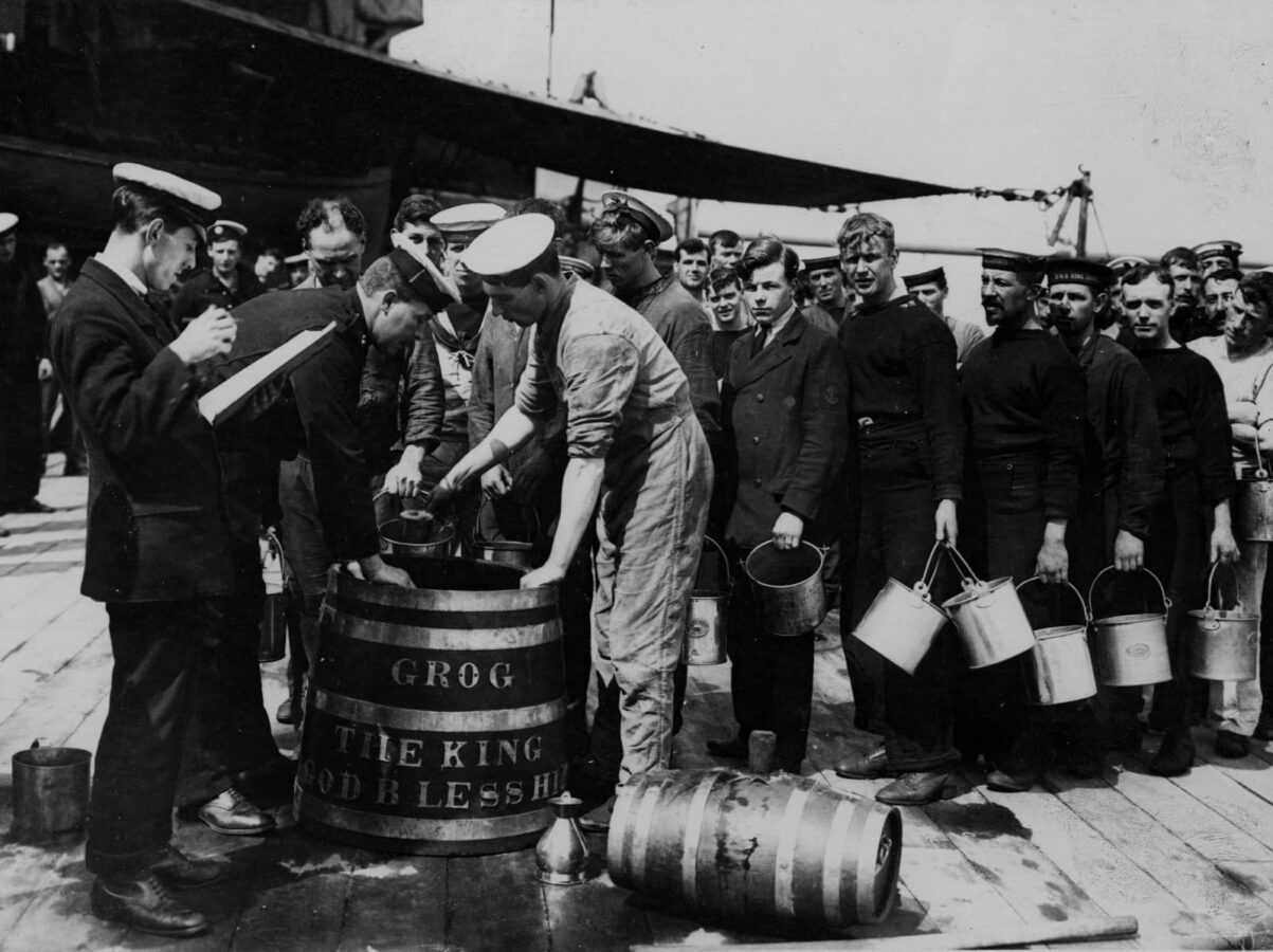 Английские моряки и бочка грога. \ Фото: bar-vademecum.eu.