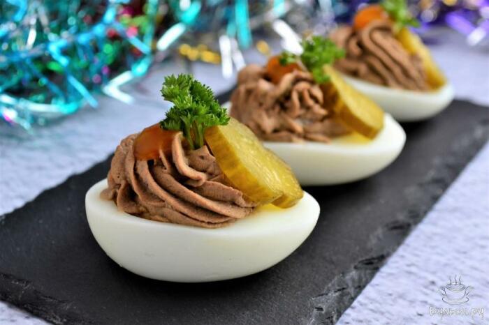 Яйца, фаршированные печенью трески - пошаговый рецепт с фото