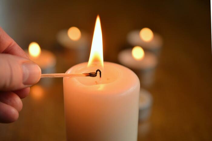 Просушка погреба с помощью свечи. \ Фото: static.rememberme.nl.