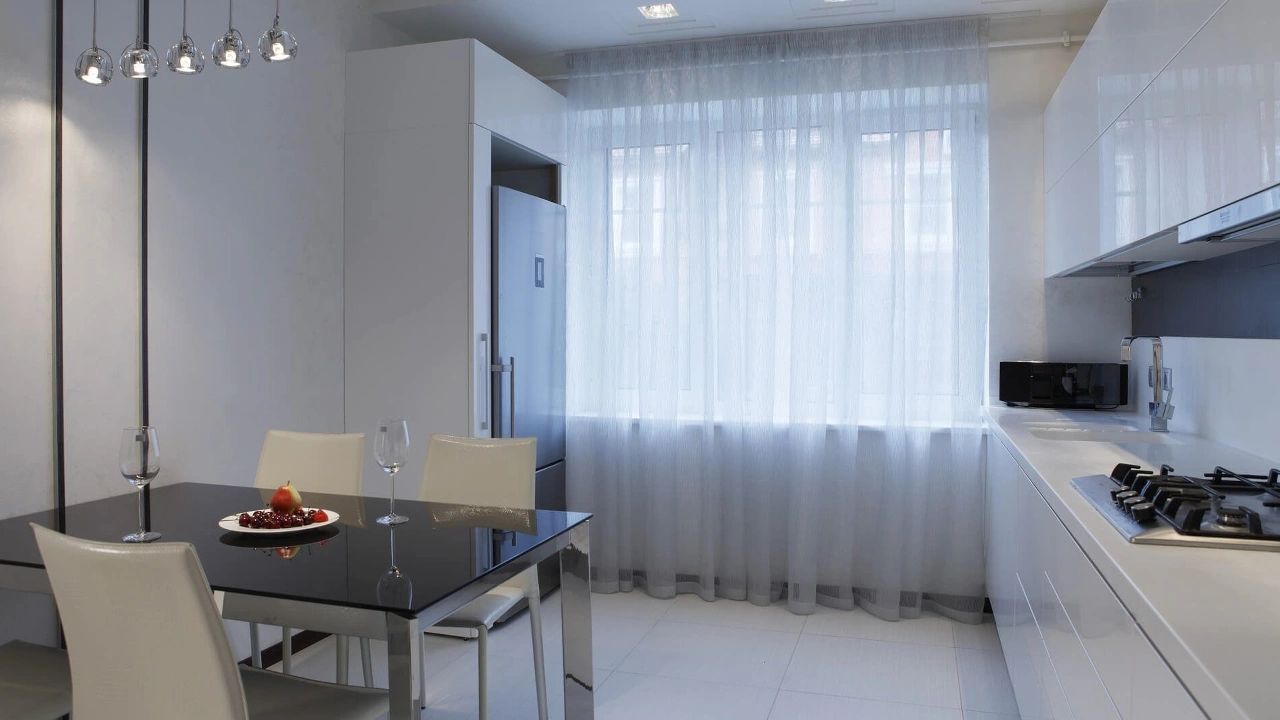 На пике популярности тонкие полупрозрачные шторы и занавески, которые хорошо пропускают свет.