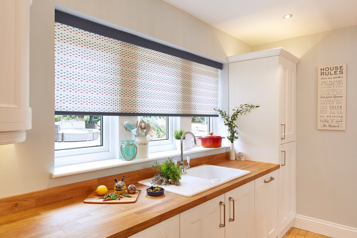 Это могут быть и рулонные шторы.