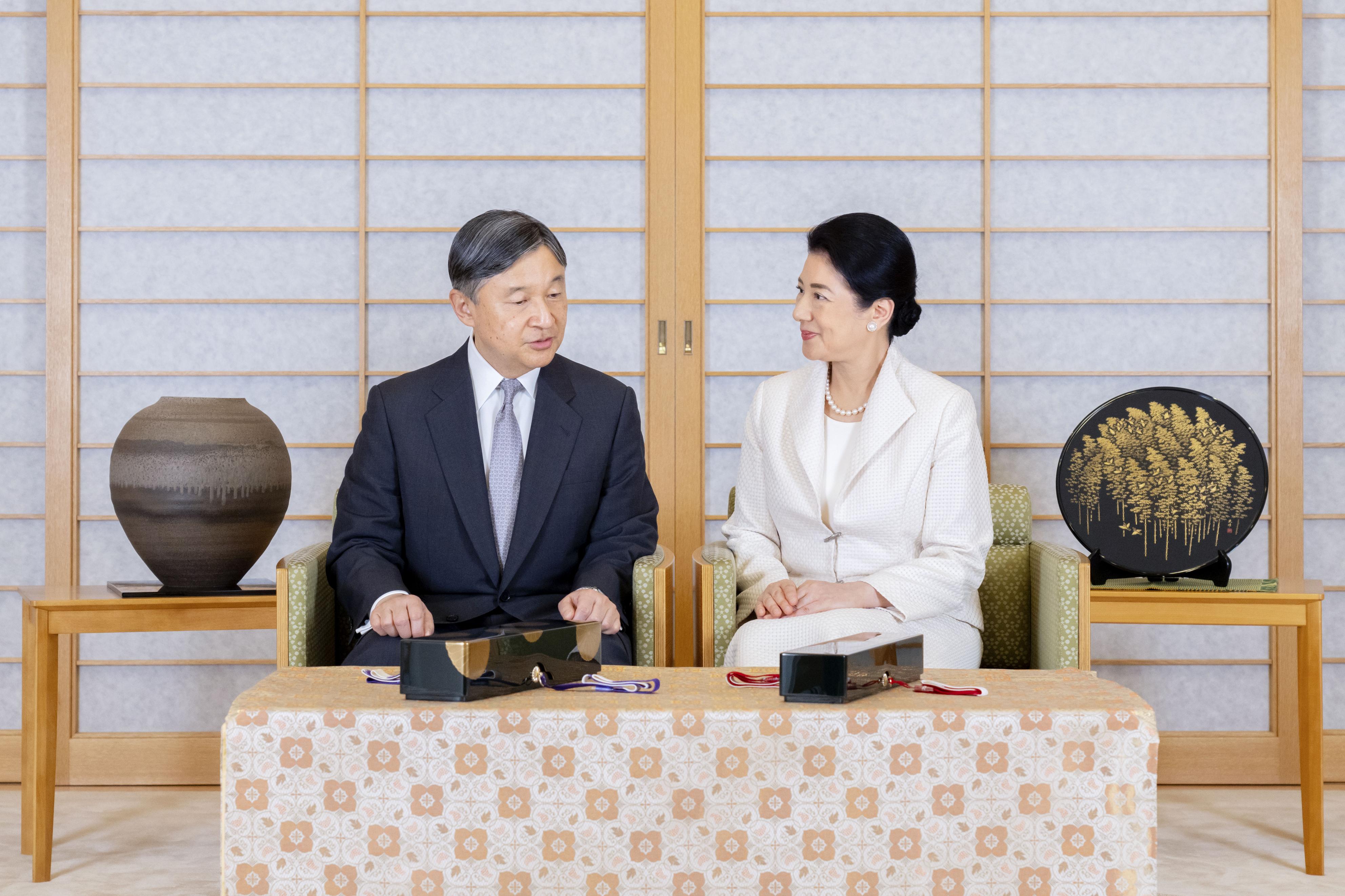 Император Нарухито и императрица Масако. Император Нарухито и императрица Масако.