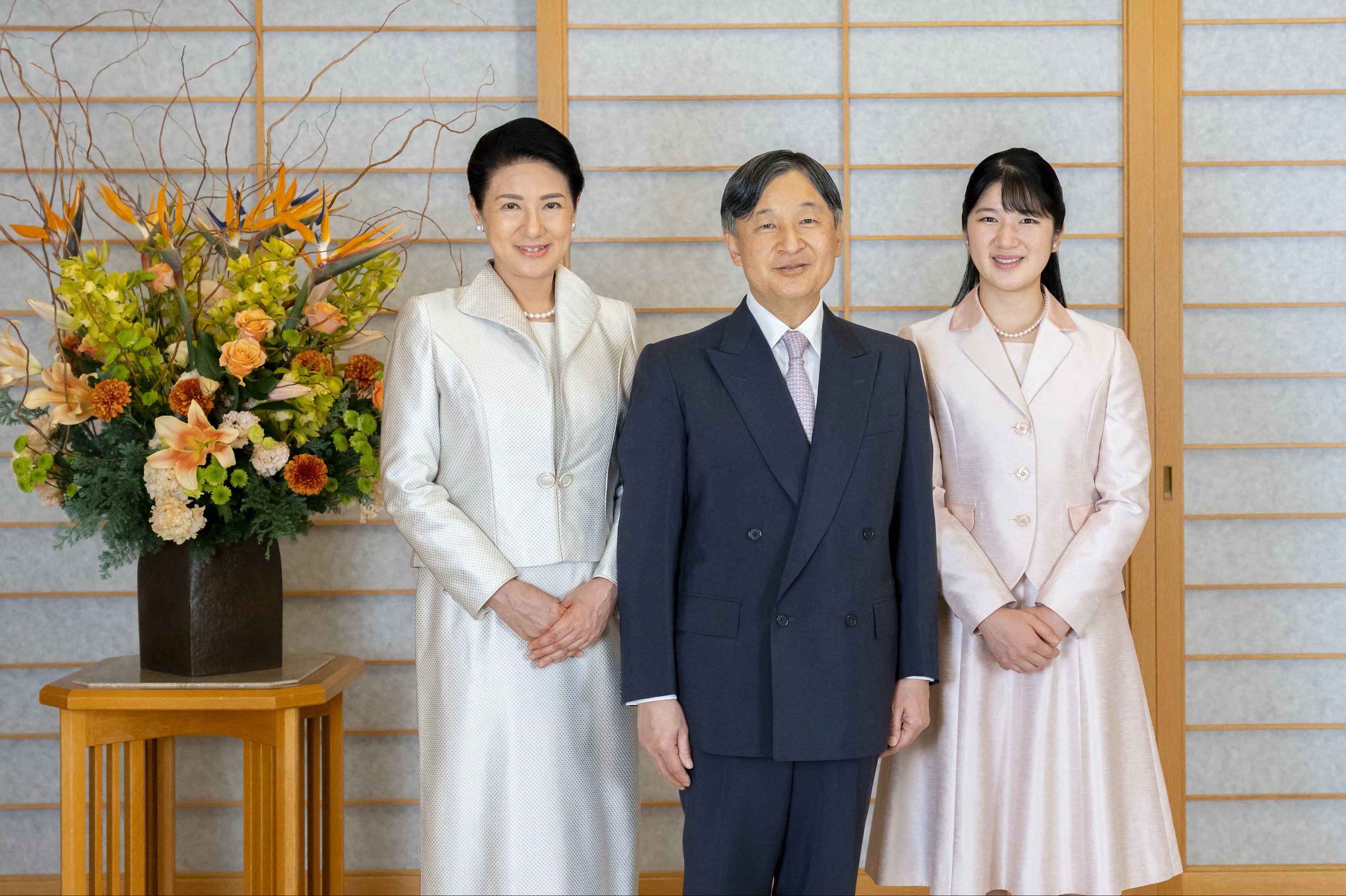 Императорская семья не носит фамилию, а использует лишь титул и имя. Императорская семья не носит фамилию, а использует лишь титул и имя.