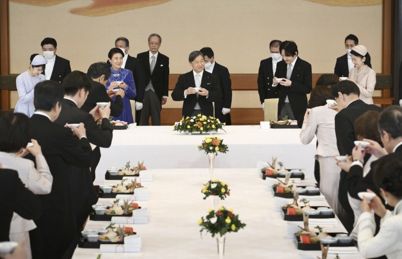 Дарить и принимать подарки можно только строго по регламенту. Дарить и принимать подарки можно только строго по регламенту.