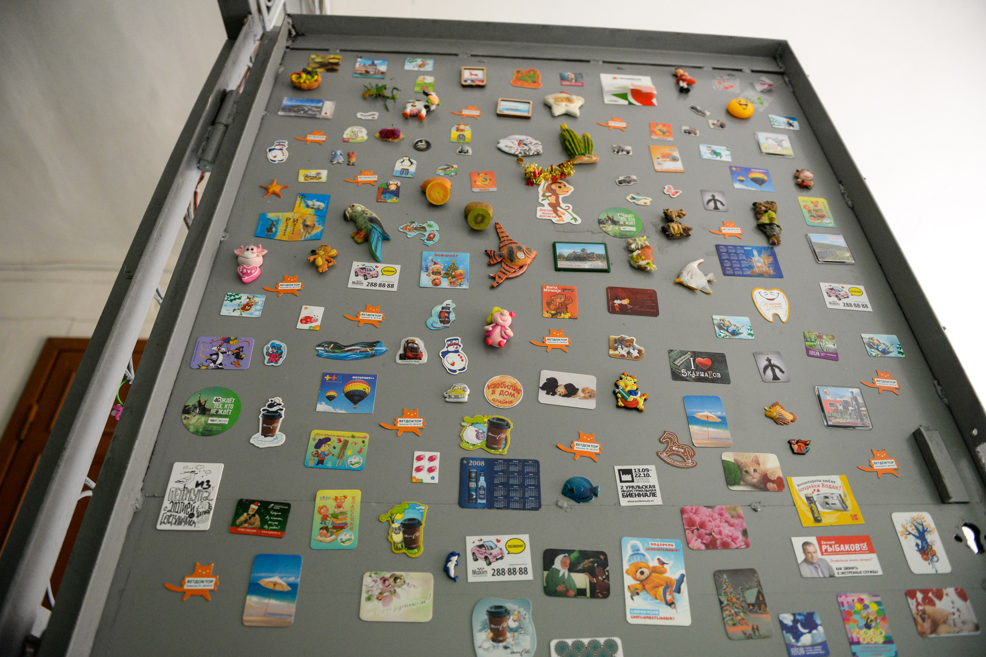 Чрезмерное количество магнитов испортит внешний вид даже самого дорогого и современного холодильника. Чрезмерное количество магнитов испортит внешний вид даже самого дорогого и современного холодильника.