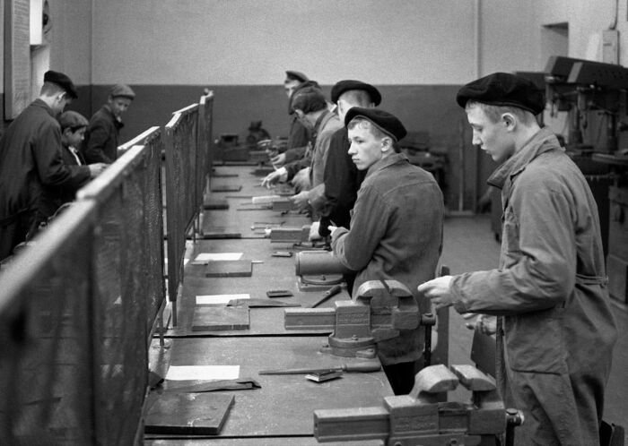 Советские подростки наравне со взрослыми были приобщены к труду. \ Фото: cdn.culture.ru.