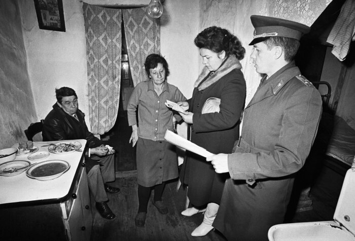 Безработных общество осуждало, считало врагом народа и привлекало к ответственности. \ Фото: icdn.lenta.ru.