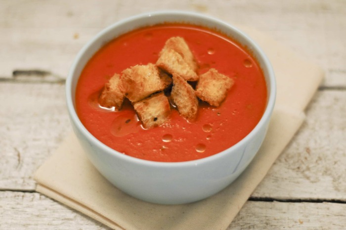 Пикантный томатный суп с хрустящими сухариками. \ Фото: pinterest.co.kr.