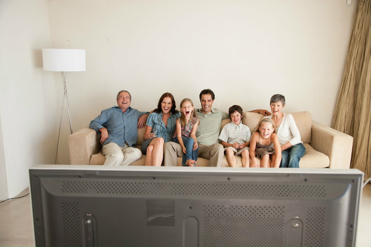 В Швеции вечером по пятницам собираются всей семьёй перед телевизором. В Швеции вечером по пятницам собираются всей семьёй перед телевизором.