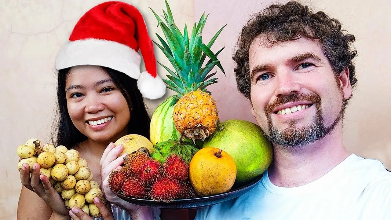 У филиппинцев свои причуды, чем больше круглых фруктов и монет, тем зажиточнее и богаче будет семья в следующем году. У филиппинцев свои причуды, чем больше круглых фруктов и монет, тем зажиточнее и богаче будет семья в следующем году.