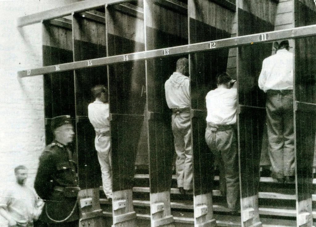 Заключённые британской тюрьмы. \ Фото: i0.wp.com. Заключённые британской тюрьмы. \ Фото: i0.wp.com.