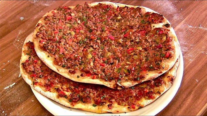 Турецкая пицца. \ Фото: i.ytimg.com.
