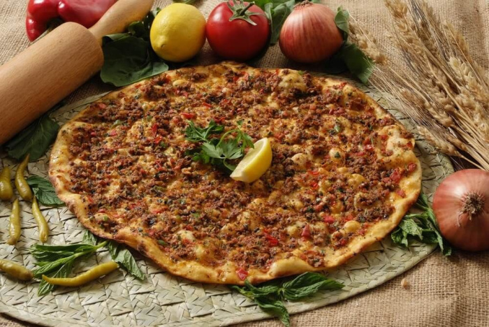 Пицца по-турецки. \ Фото: i.internethaber.com.