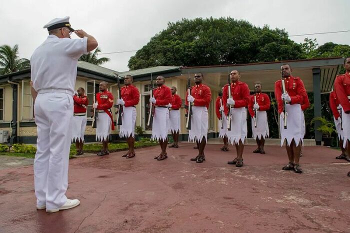 Гвардейцы президенской армии Фиджи также могут похвастаться своей невероятно красивой и оригинальной формой. Гвардейцы президенской армии Фиджи также могут похвастаться своей невероятно красивой и оригинальной формой.