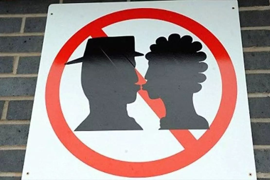 Во Франции и Великобритании действует запрет на поцелуи на железнодорожном перроне.