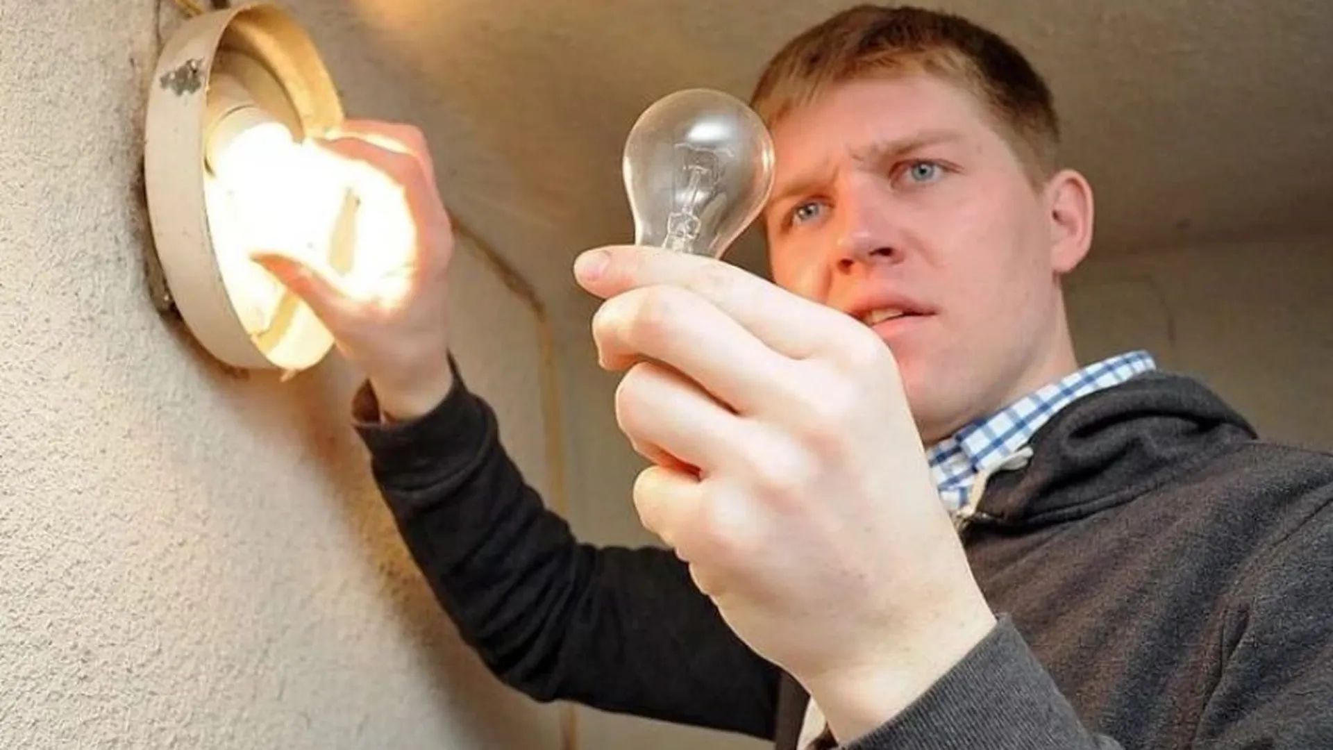 В Австралии нельзя самостоятельно менять лампочки.