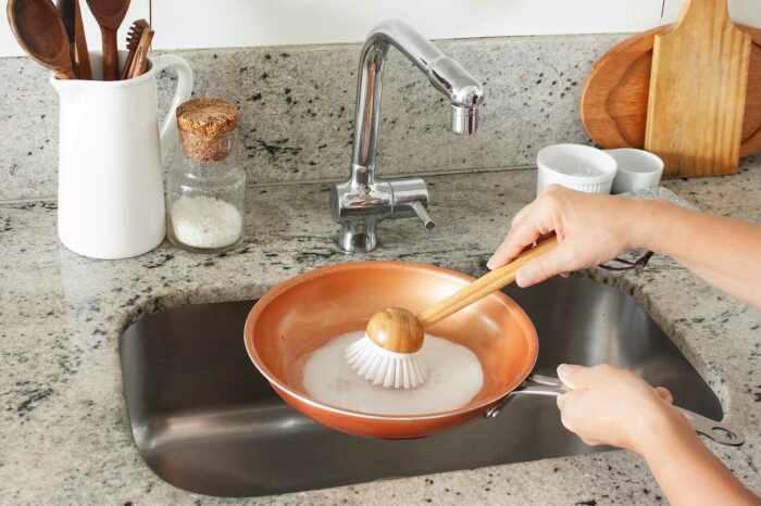 Сода - отличное средство для мытья посуды. \ Фото: thespruce.com.