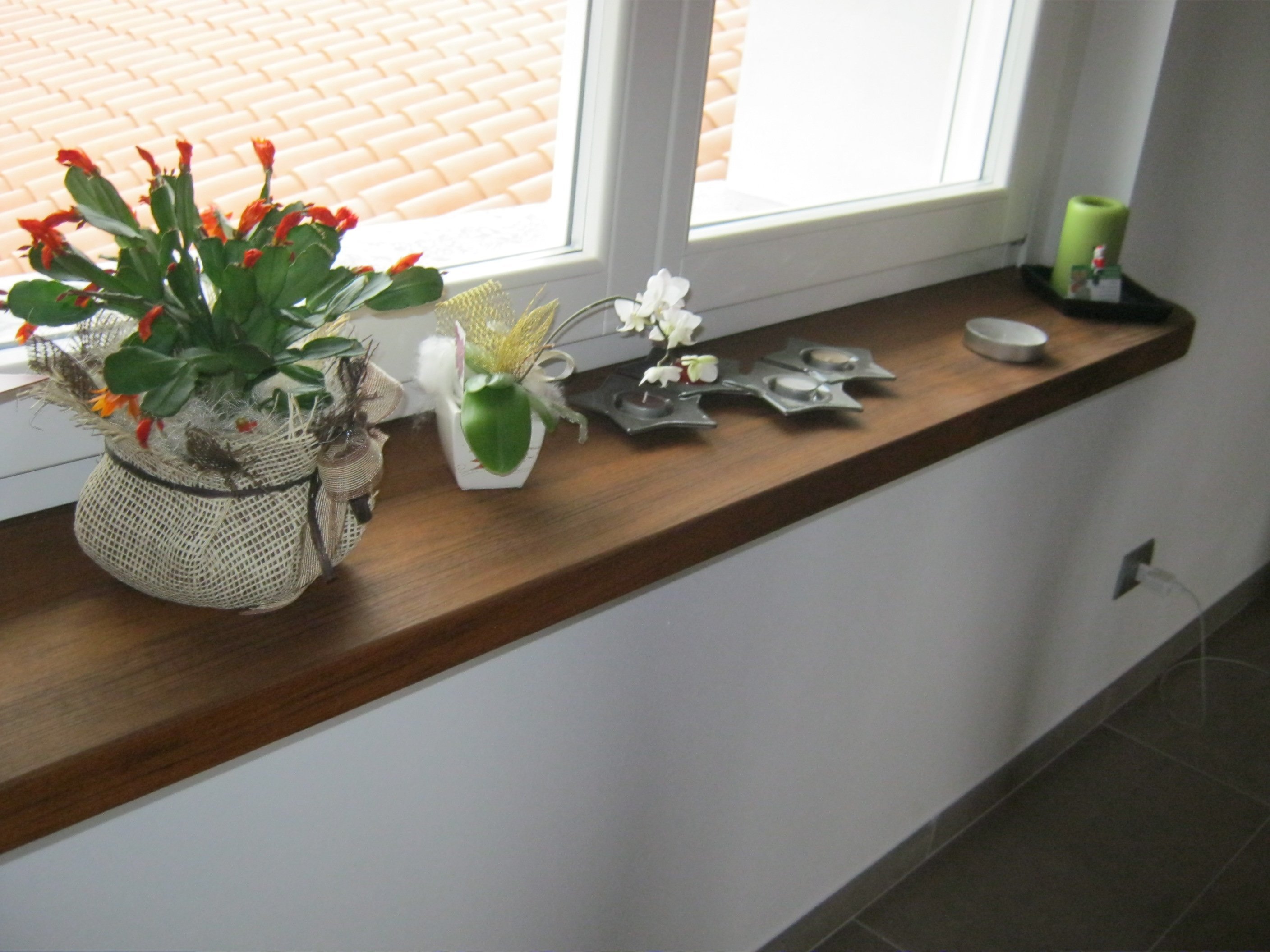 Обустроить подоконник можно по-разному, главное проявить креативность и фантазию.