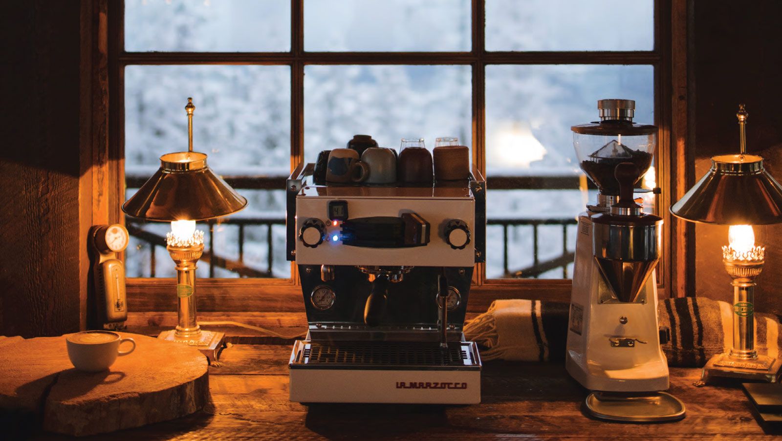 При желании на подоконнике можно организовать место для наслаждения чашечкой кофе.