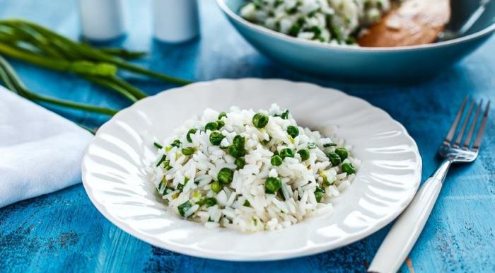 Постный рис с зелёным горошком и миндалём.  Фото: gastronom.ru.