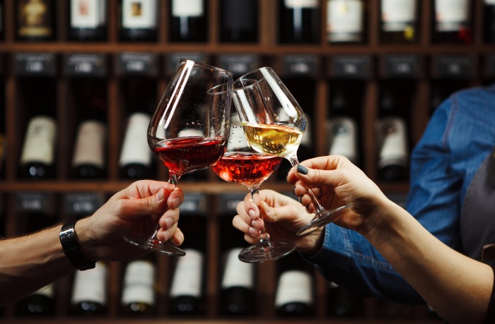 Козерогам придётся по вкусу яркий и насыщенный вкус вина с нотками вишни, сливы и кожи. \ Фото: images.squarespace-cdn.com.